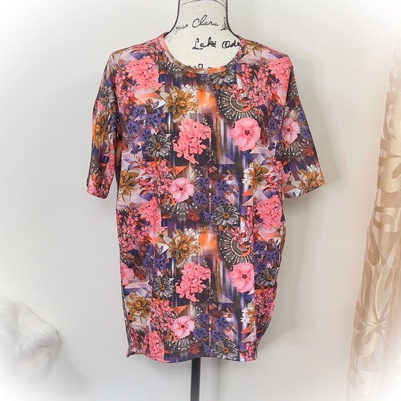 💕NWT Super Cute Lularoe Irma Floral Top💕 - Picture 2 of 10